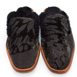 ❣️❣️2 for $20❣️❣️Free People Black Mules fur lining 7